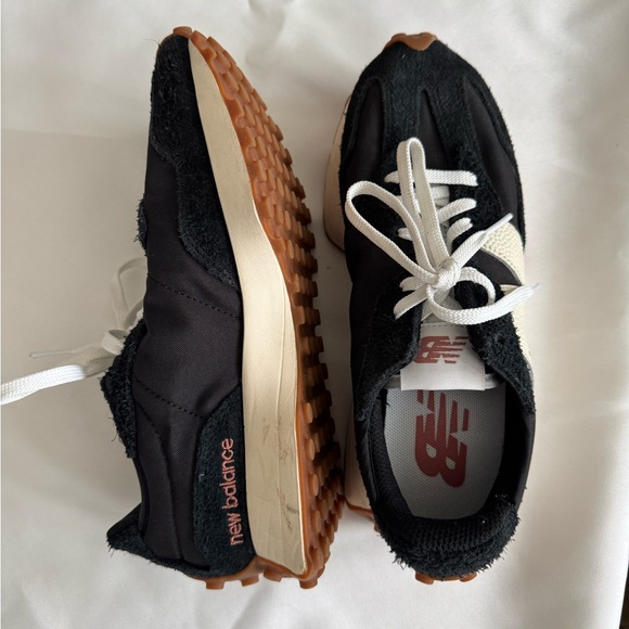 New Balance 327 Black and White Athletic Shoes - Picture 9 of 10